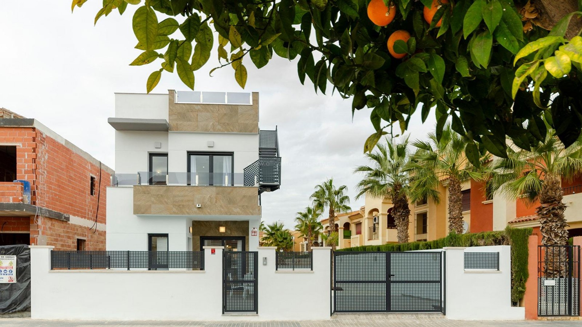 Nye villaer/hus i Torreta, Torrevieja, 3 soverom, 3 bad, terrasse, privat solarium, åpen kjøkkenløsning med stue, hage med privat basseng og parkering .