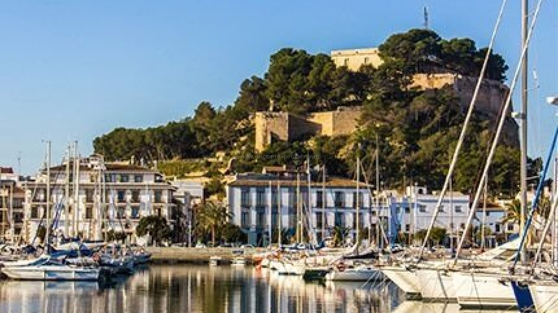 Nytt eksklusiv leilighets-kompleks i Denia, 2/3/4 soverom nær havet. Felles basseng for voksne og barn og solarium. Treningsstudio og parkering