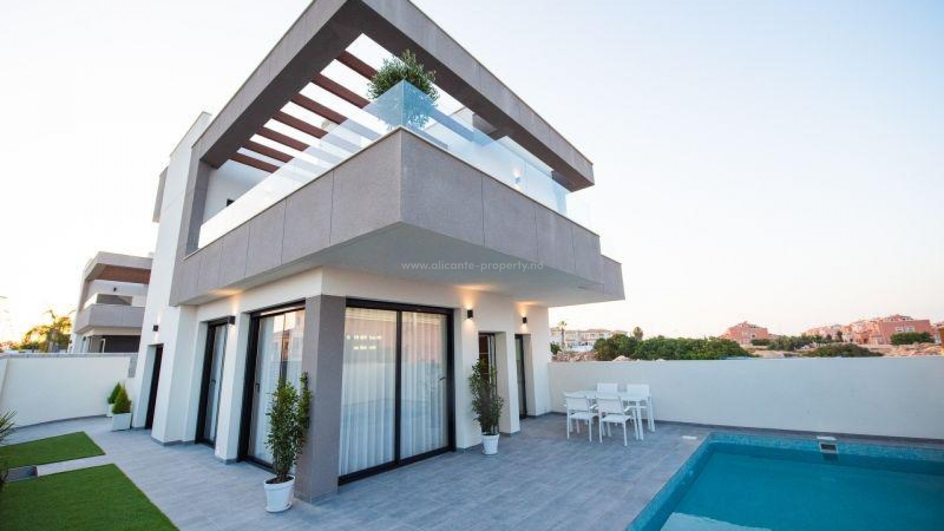 Properties in Los Montesinos, Alicante, 3 bedrooms, 2 bathrooms, 1 toilet, private pool, solarium, terrace. Close to Torrevieja, Guaradamar and golf courses