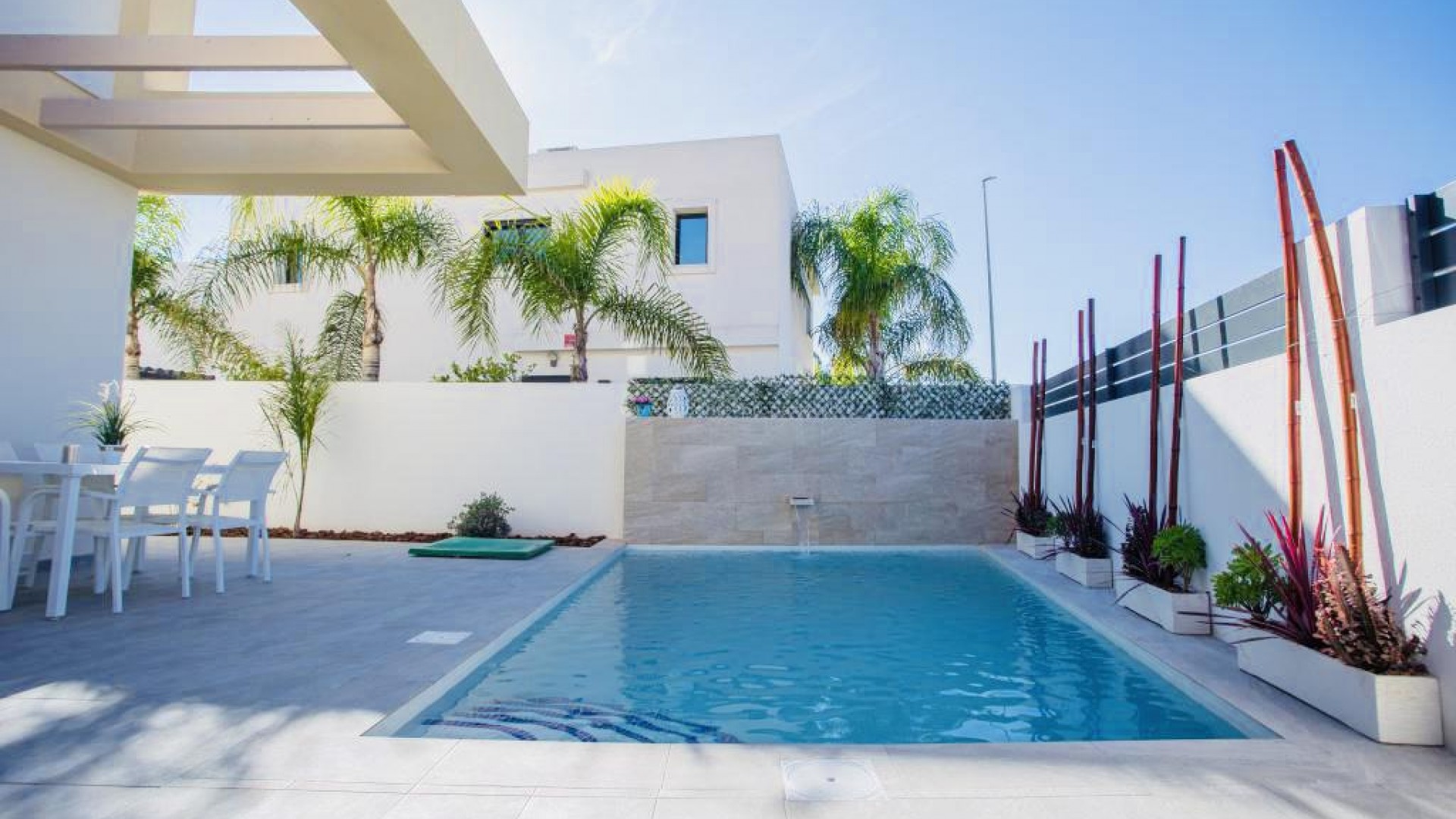 Properties in Los Montesinos, Alicante, 3 bedrooms, 2 bathrooms, 1 toilet, private pool, solarium, terrace. Close to Torrevieja, Guaradamar and golf courses