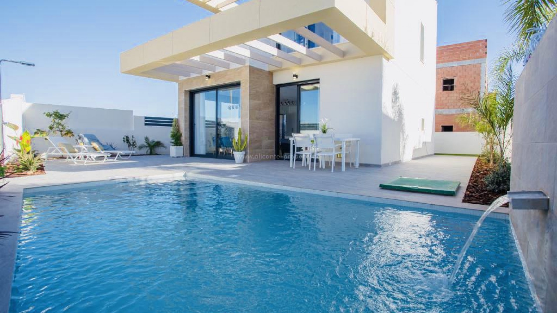 Properties in Los Montesinos, Alicante, 3 bedrooms, 2 bathrooms, 1 toilet, private pool, solarium, terrace. Close to Torrevieja, Guaradamar and golf courses