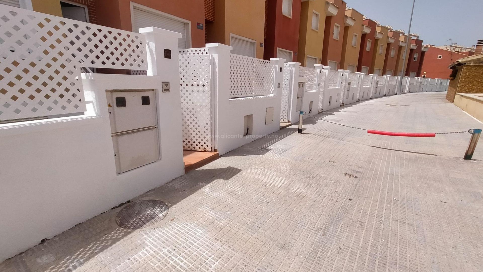 Rekkehus/tomannsbolig i Bigastro, Vega Baja, 4 soverom, 3 bad, privat terrasse, samt veranda, solarium og lukket garasje for to biler, felles basseng