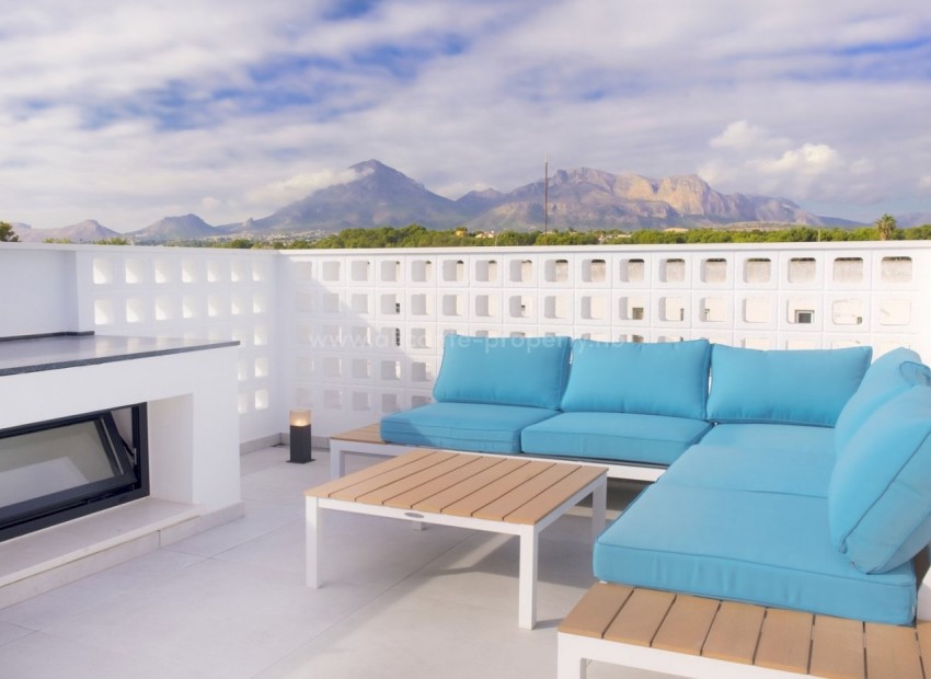 Semi-detached house in El Albir with private swimming pool, 2/3/4/5 bedrooms with attached bathrooms, spacious terraces and solarium with fantastic views of the sea