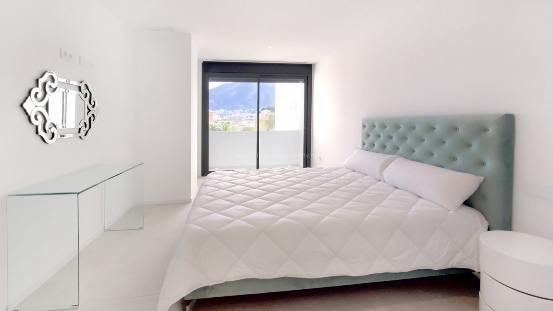 Semi-detached house in El Albir with private swimming pool, 2/3/4/5 bedrooms with attached bathrooms, spacious terraces and solarium with fantastic views of the sea