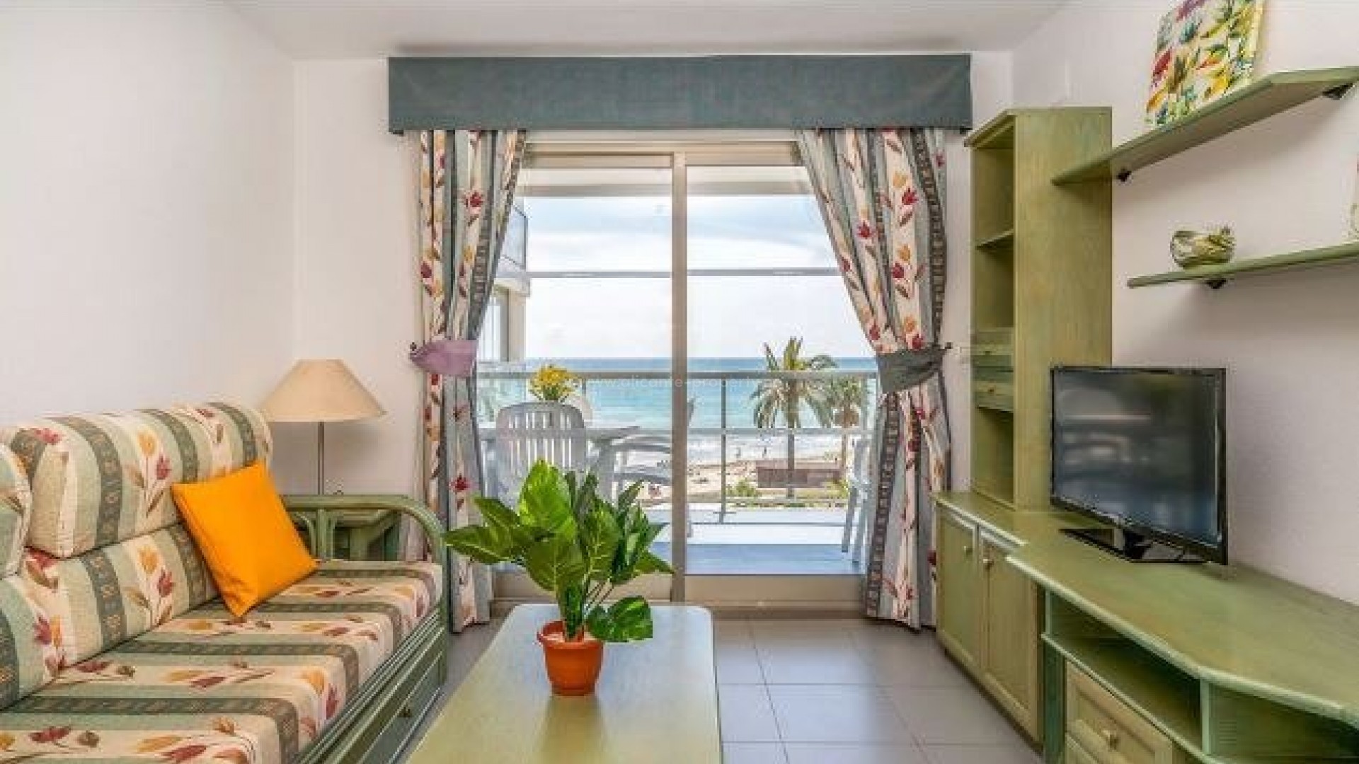 Smaller and larger beautiful apartment in Calpe with magnificent sea views, first line of La Fossa beach, 1/2/3 bedrooms, 2 bathrooms, terraces, shared pool