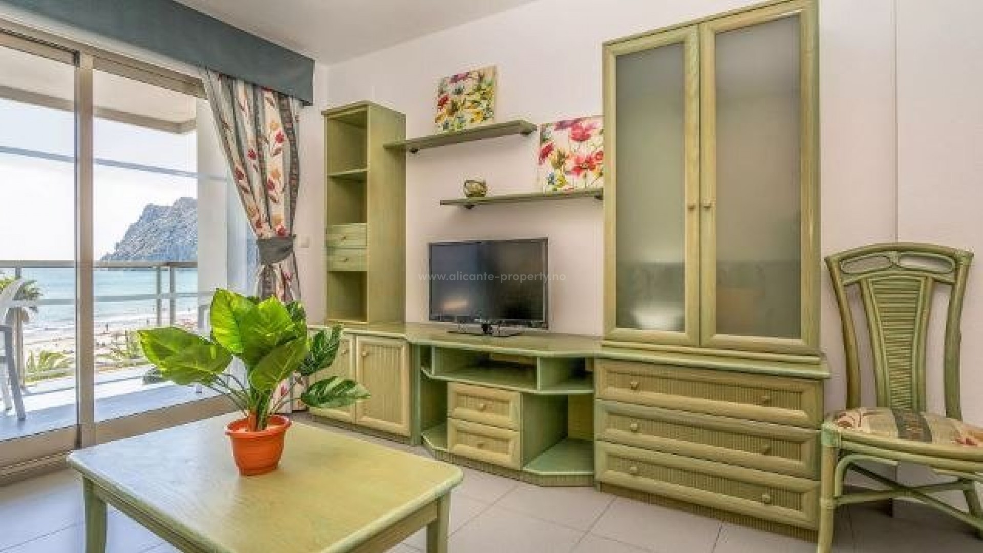 Smaller and larger beautiful apartment in Calpe with magnificent sea views, first line of La Fossa beach, 1/2/3 bedrooms, 2 bathrooms, terraces, shared pool