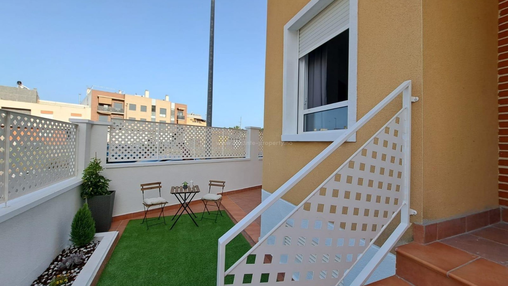 Terraced house/semi-detached house in Bigastro, Vega Baja, 4 bedrooms, 3 bathrooms, private terrace, plus veranda, solarium and closed garage for two cars, shared pool