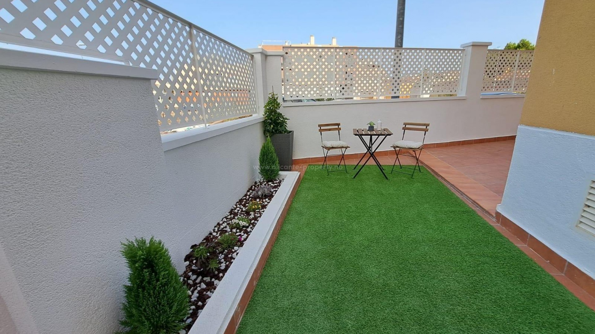 Terraced house/semi-detached house in Bigastro, Vega Baja, 4 bedrooms, 3 bathrooms, private terrace, plus veranda, solarium and closed garage for two cars, shared pool