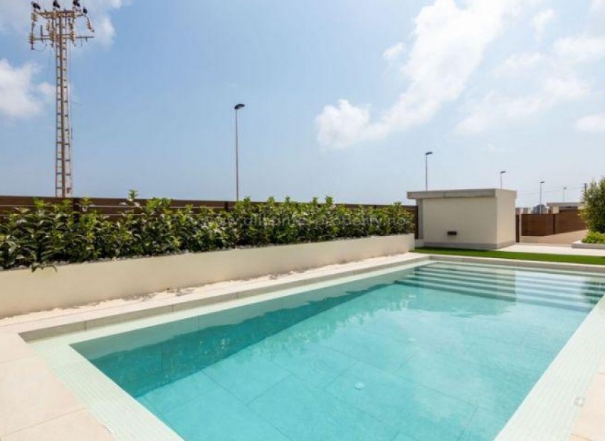 The house/villa is located in Los Altos, 5 minutes to Playa Punta Prima, 3 double bedrooms, 4 bathrooms, private pool, solarium/terrace. Nice residential area