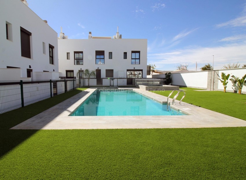 Townhouse in Pilar de La Horadada, 3 bedrooms, 2 bathrooms, terraces and large rooftop solarium. Communal swimming pool and car park. 5 min to beaches