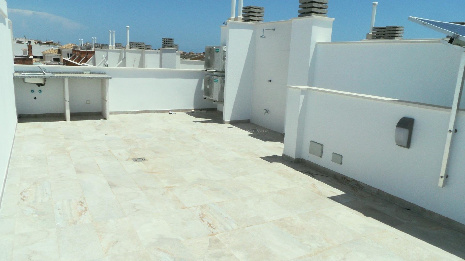 Townhouse in Pilar de La Horadada, 3 bedrooms, 2 bathrooms, terraces and large rooftop solarium. Communal swimming pool and car park. 5 min to beaches