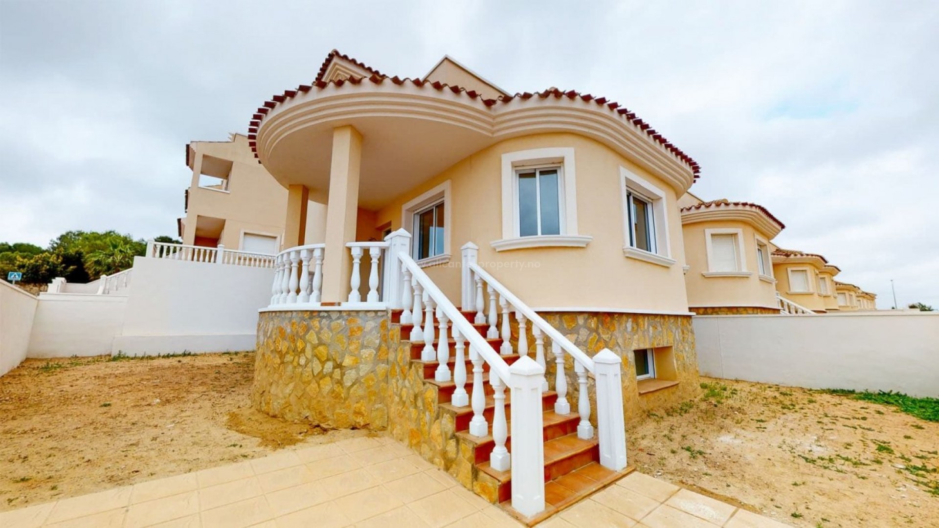 Turnkey townhouses in Cerro del Sol, San Miguel de Salinas, 3 bedrooms, 2 bathrooms, 6 km from Torrevieja, large gardens, private sun terraces, communal pool