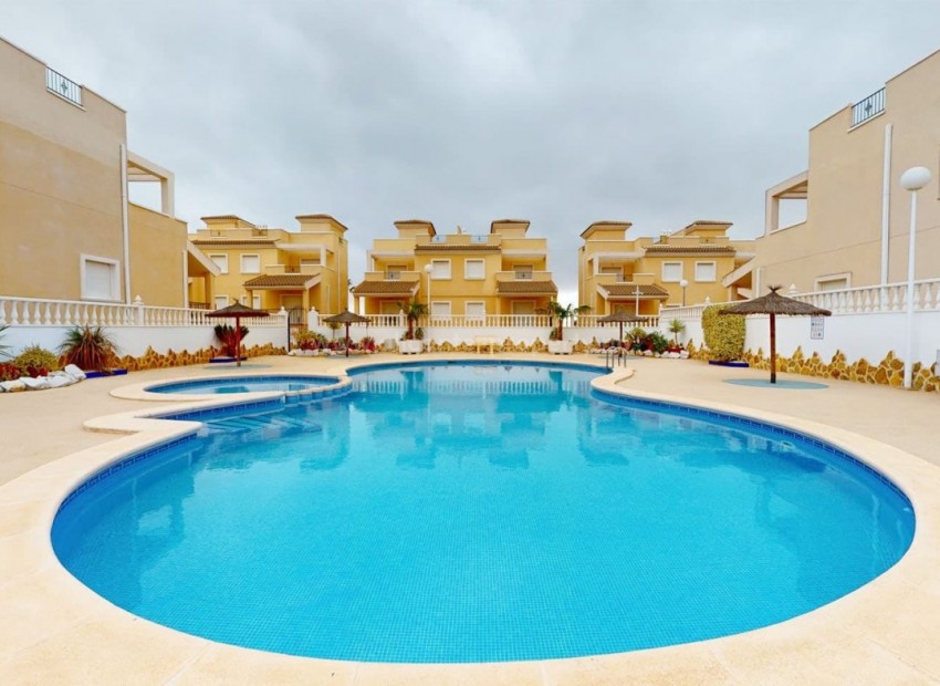 Turnkey townhouses in Cerro del Sol, San Miguel de Salinas, 3 bedrooms, 2 bathrooms, 6 km from Torrevieja, large gardens, private sun terraces, communal pool