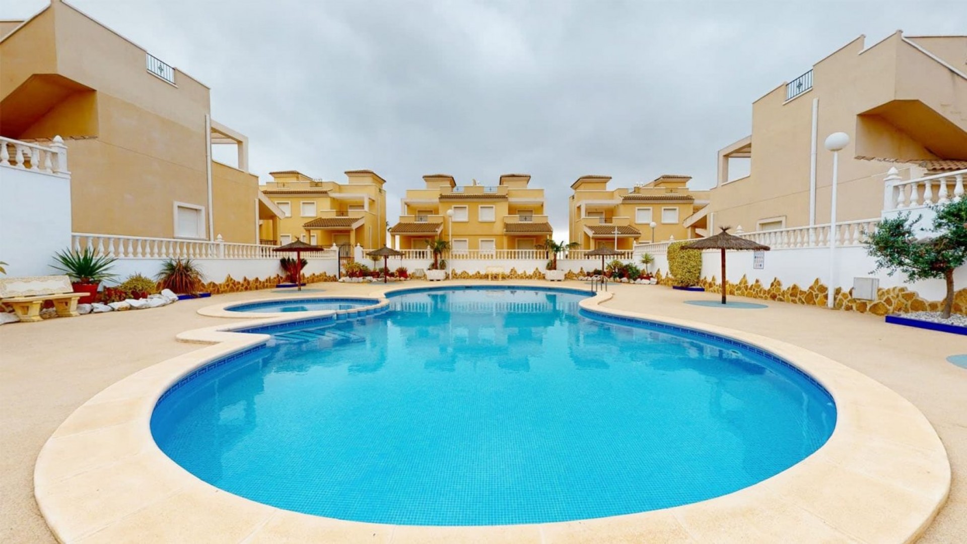 Turnkey townhouses in Cerro del Sol, San Miguel de Salinas, 3 bedrooms, 2 bathrooms, 6 km from Torrevieja, large gardens, private sun terraces, communal pool