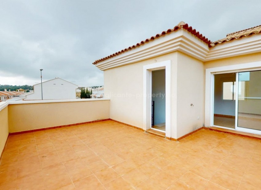 Turnkey townhouses in Cerro del Sol, San Miguel de Salinas, 3 bedrooms, 2 bathrooms, 6 km from Torrevieja, large gardens, private sun terraces, communal pool