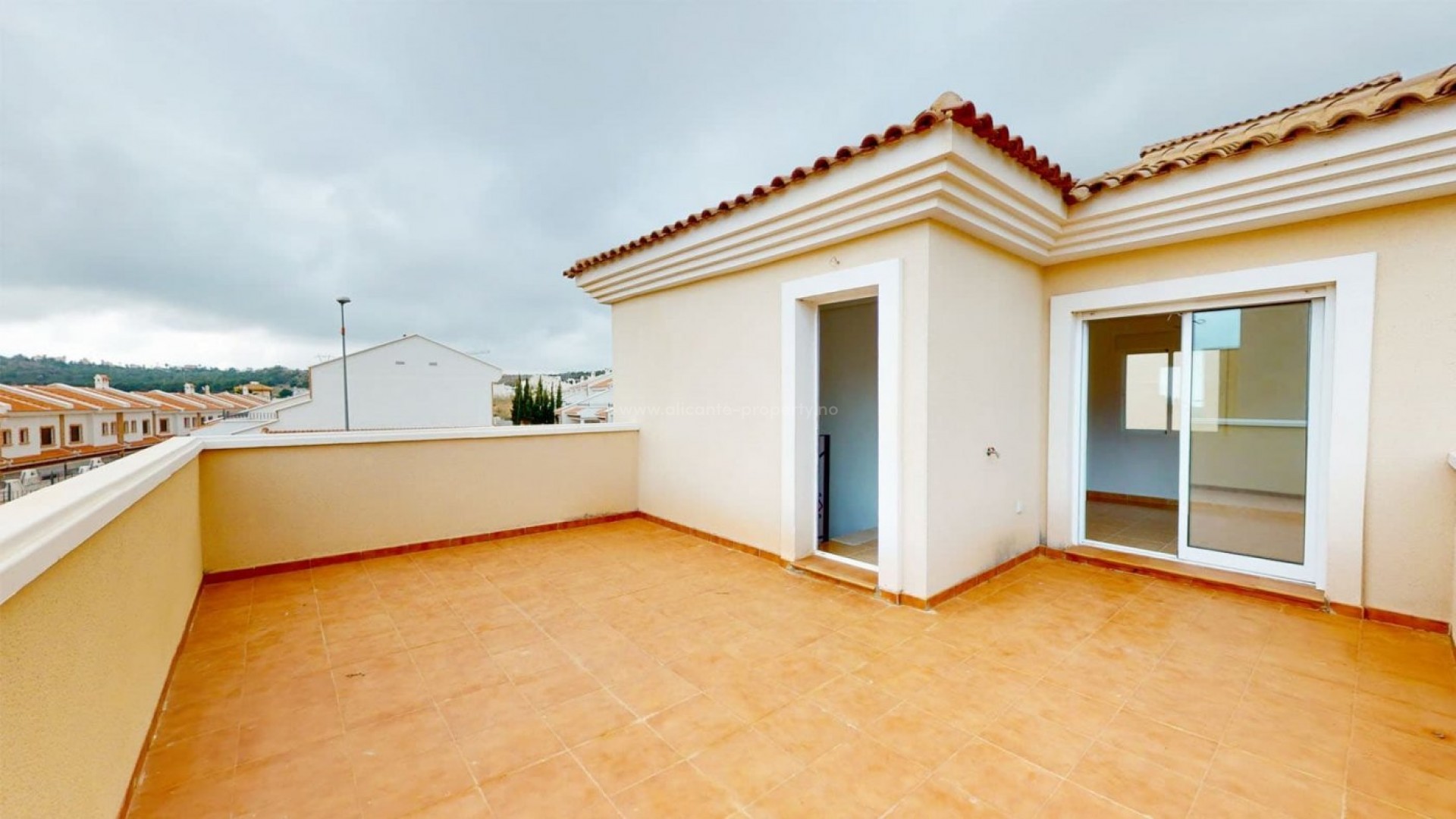 Turnkey townhouses in Cerro del Sol, San Miguel de Salinas, 3 bedrooms, 2 bathrooms, 6 km from Torrevieja, large gardens, private sun terraces, communal pool