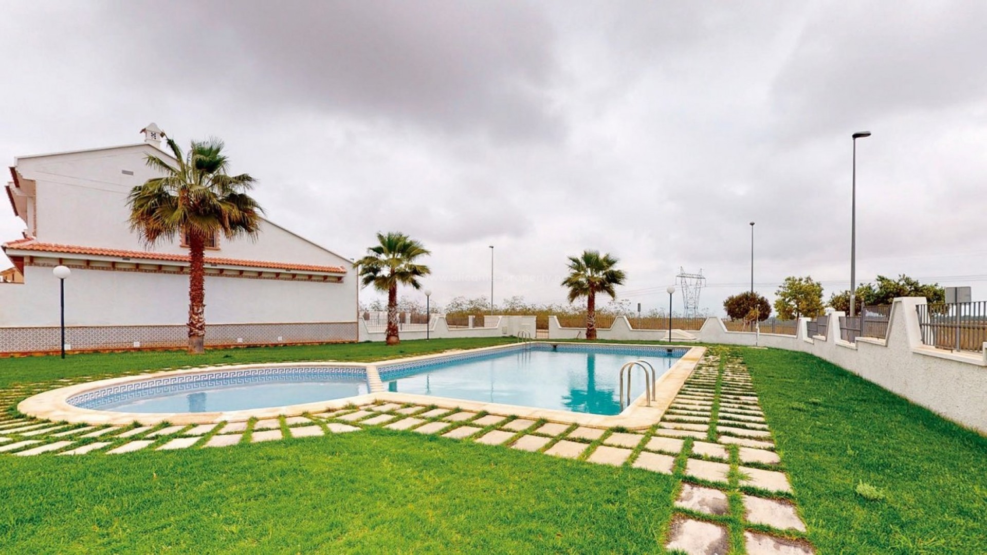 Turnkey townhouses in Cerro del Sol, San Miguel de Salinas, 3 bedrooms, 2 bathrooms, 6 km from Torrevieja, large gardens, private sun terraces, communal pool