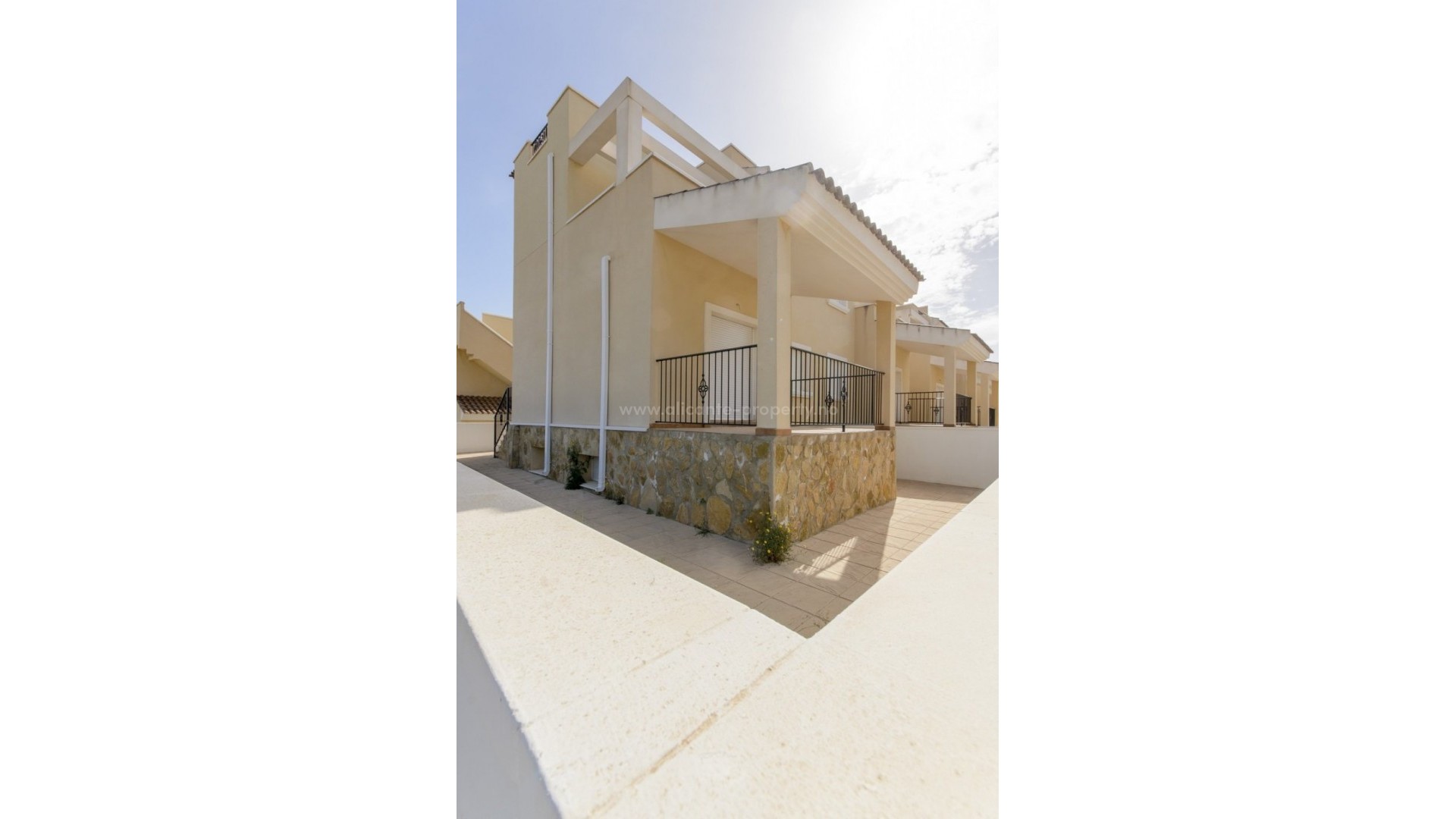 Turnkey villa/townhouse Cerro del Sol 6 km near Torrevieja, 3 bedrooms, 2 bathrooms, large gardens, private sun terraces and parking on the plots, communal pool