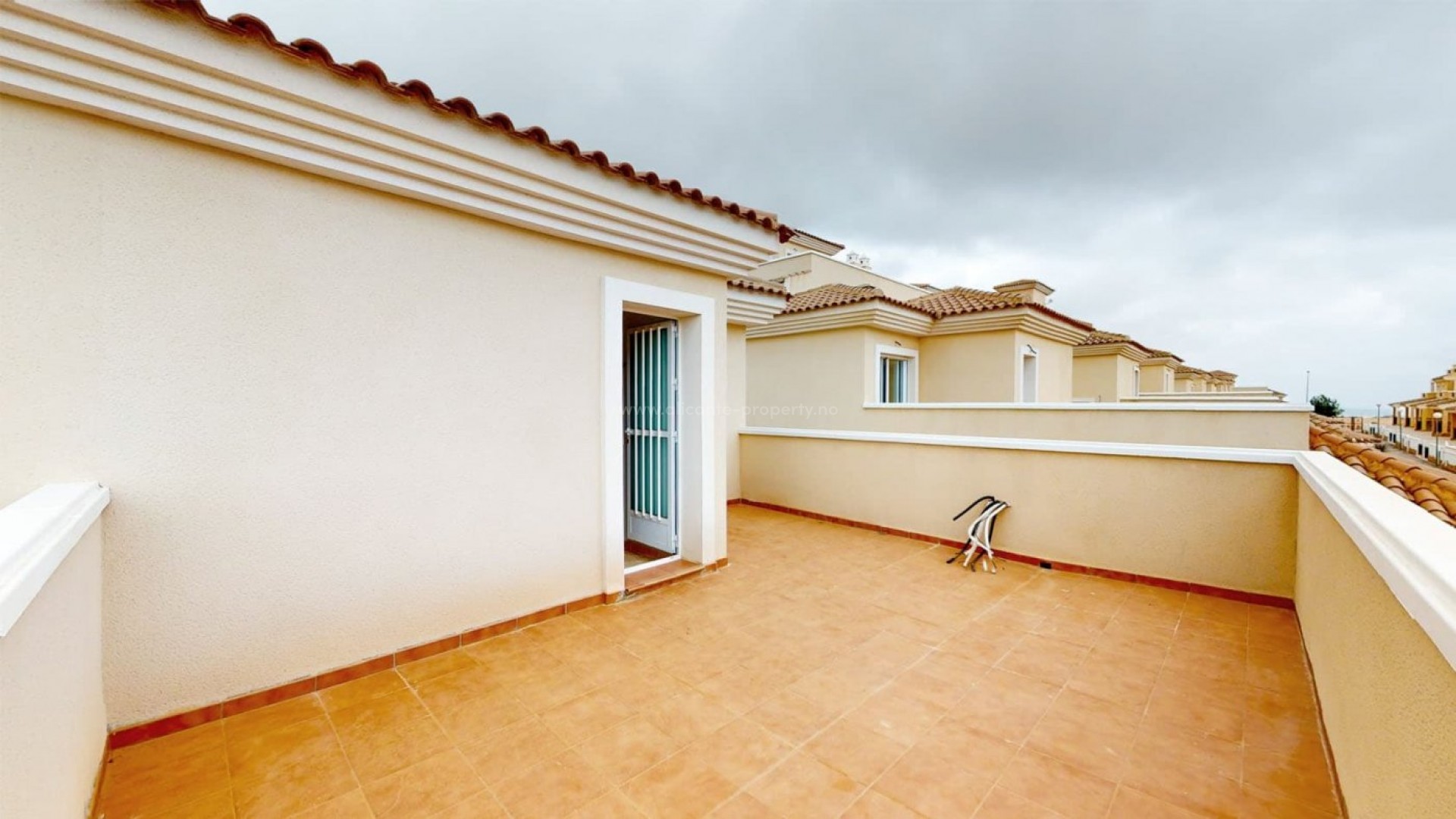 Turnkey villa/townhouse Cerro del Sol 6 km near Torrevieja, 3 bedrooms, 2 bathrooms, large gardens, private sun terraces and parking on the plots, communal pool