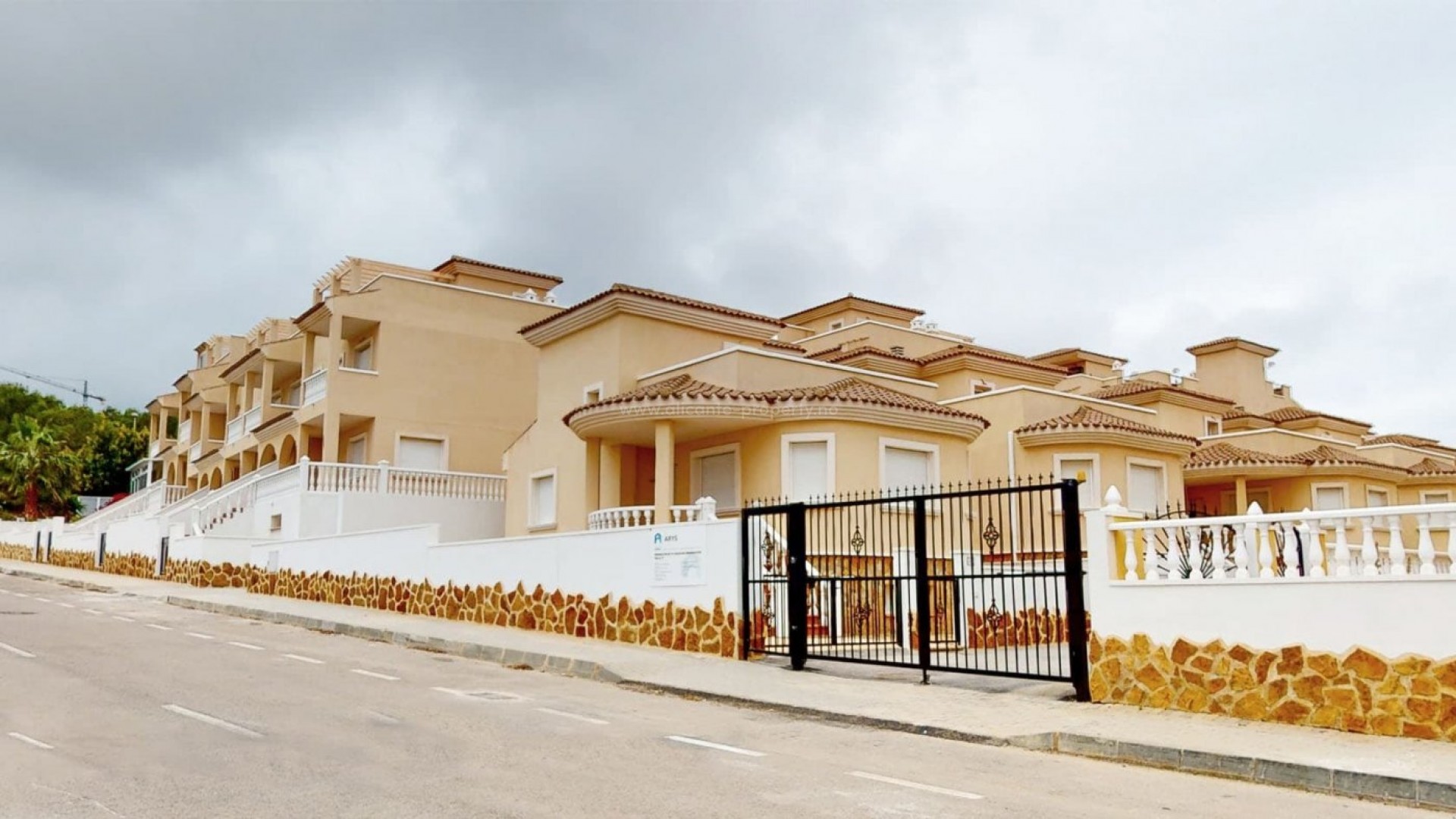 Turnkey villa/townhouse Cerro del Sol 6 km near Torrevieja, 3 bedrooms, 2 bathrooms, large gardens, private sun terraces and parking on the plots, communal pool