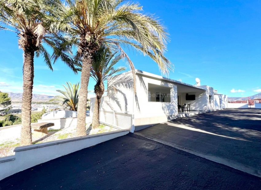 Villa en Elda Centro