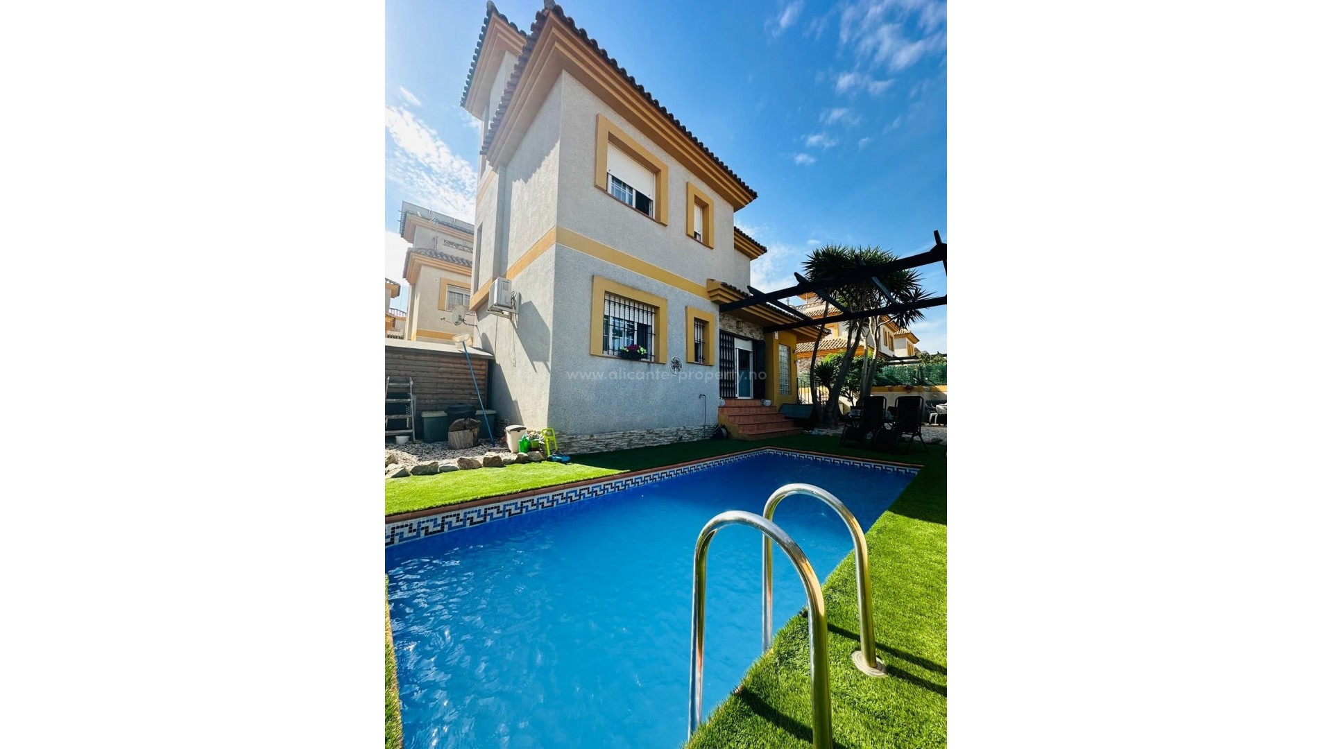 Villa en Los Montesinos Centro