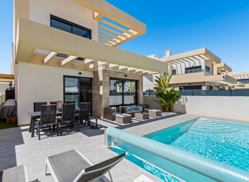 Villa en Los Montesinos Centro