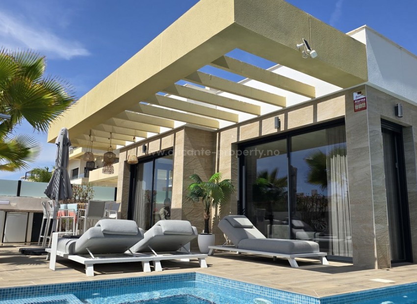 Villa en Los Montesinos Centro