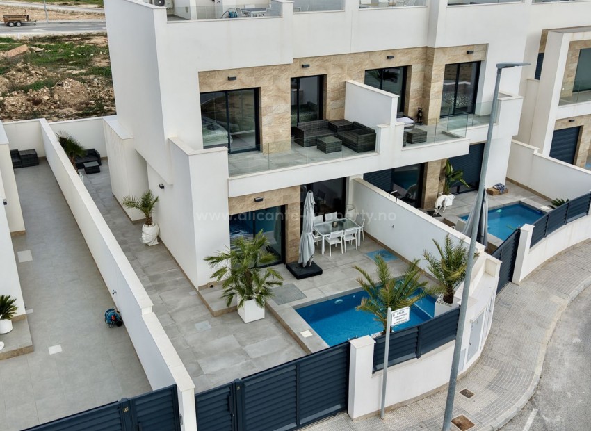 Villa en Los Montesinos Centro