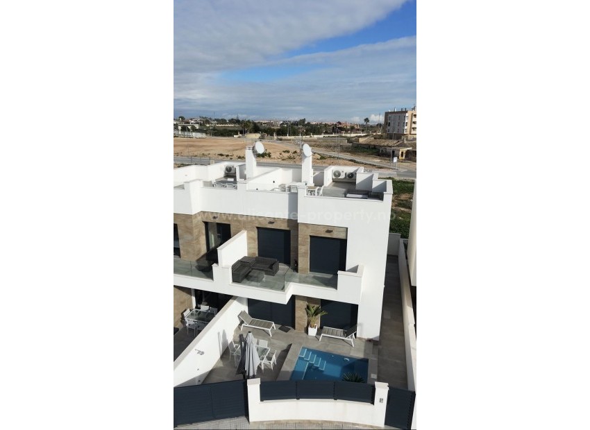 Villa en Los Montesinos Centro