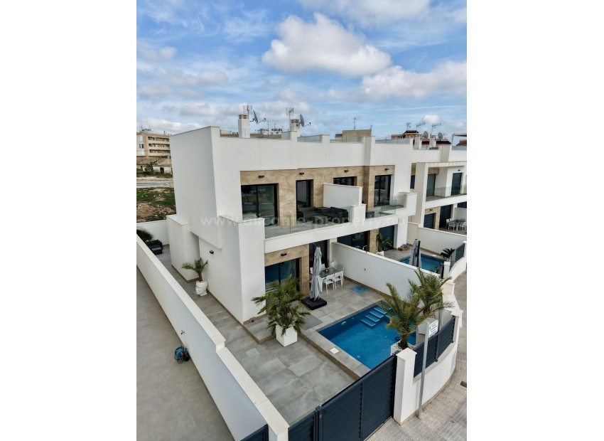 Villa en Los Montesinos Centro