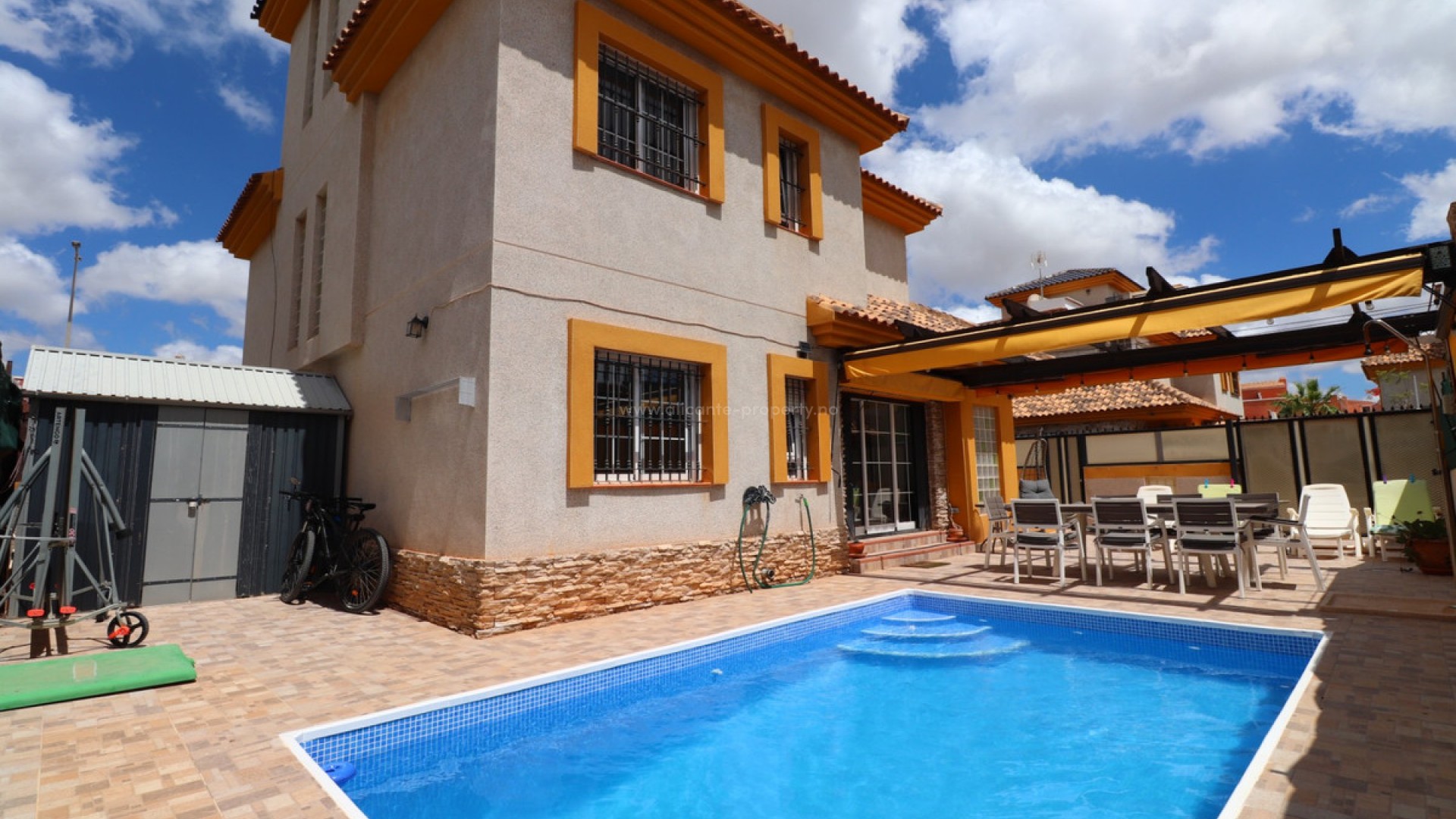 Villa en Los Montesinos Centro