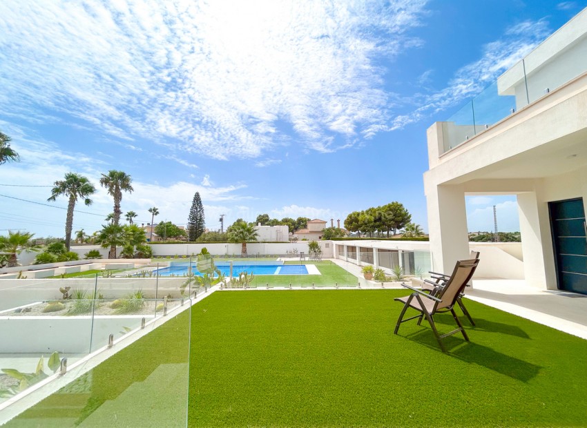 Villa en Los Montesinos Centro