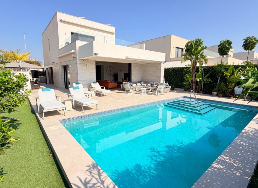 Villa en Los Montesinos - Urb. La Herrada