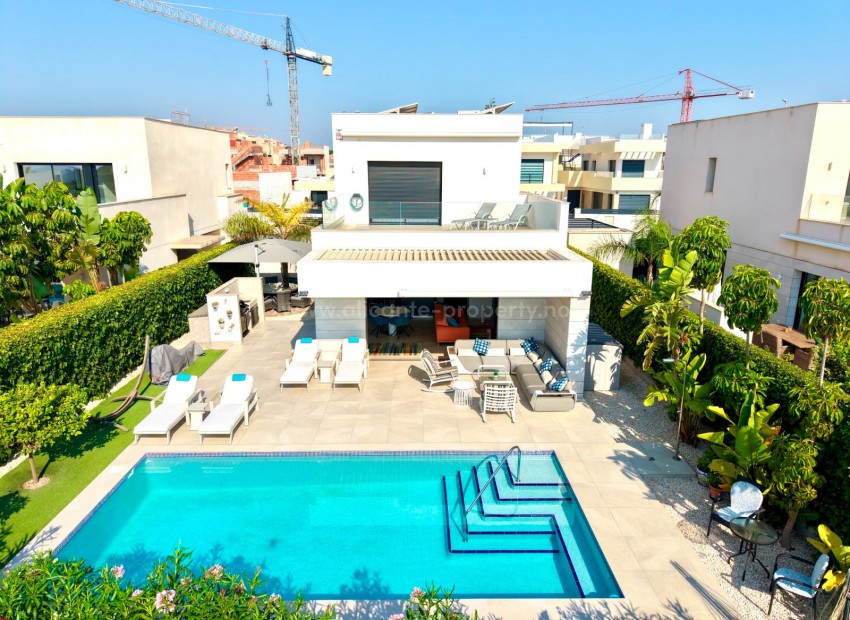 Villa en Los Montesinos - Urb. La Herrada