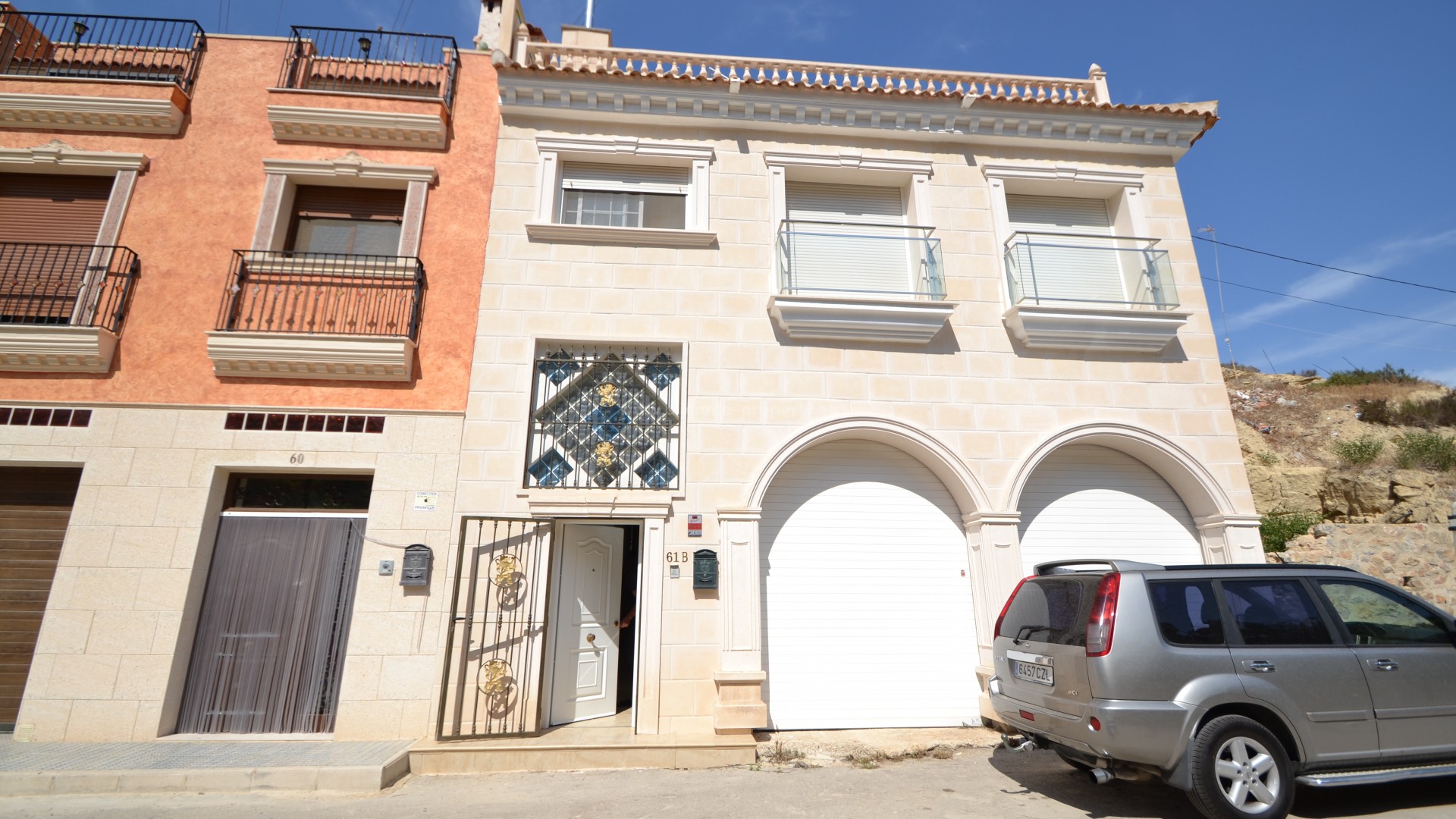Villa/house in Rojales of 248m2 built over 3 floors, 3 bedrooms, large terrace. Parking for 6 cars. Close to all amenities.