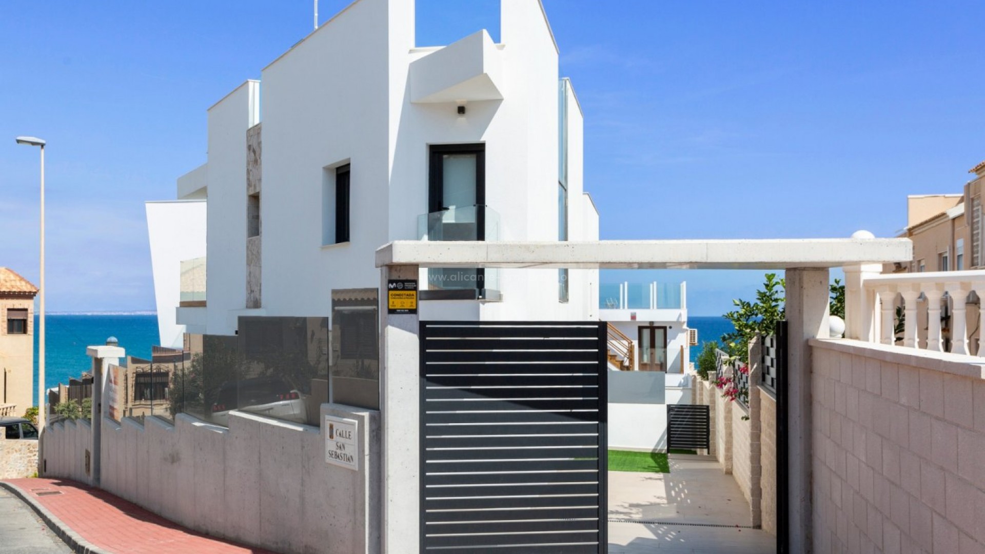 Villa/house on La Mata beach in Torrevieja, 3 bedrooms, 4 bathrooms, saltwater pool, terrace, solarium with hot tub and bar counter, finished half-basement