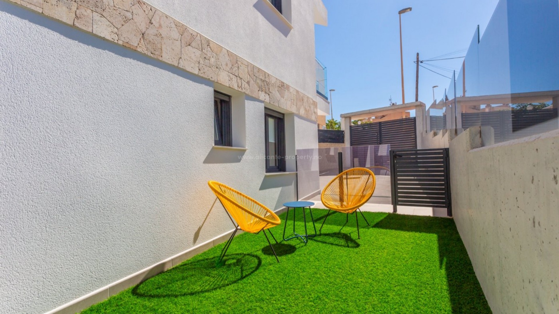 Villa/house on La Mata beach in Torrevieja, 3 bedrooms, 4 bathrooms, saltwater pool, terrace, solarium with hot tub and bar counter, finished half-basement