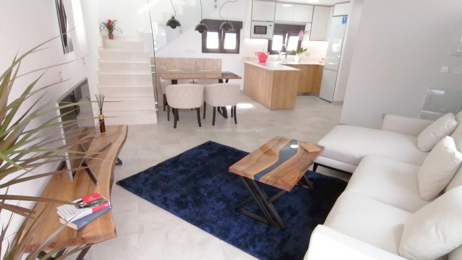 Villa/house on La Mata beach in Torrevieja, 3 bedrooms, 4 bathrooms, saltwater pool, terrace, solarium with hot tub and bar counter, finished half-basement