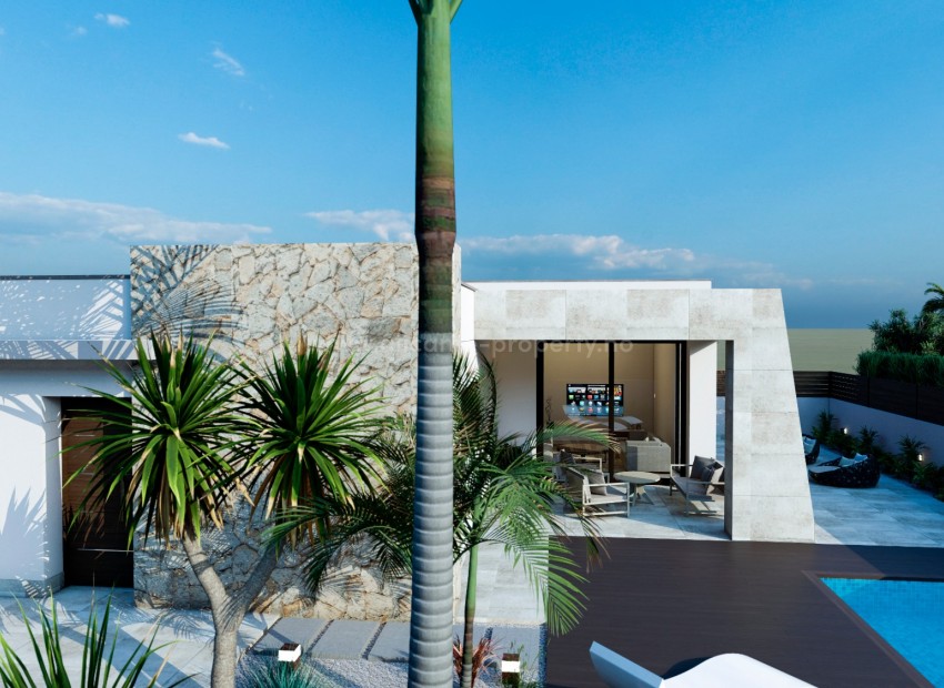 Villa /hus i Benijofar, 3 doble soverom, 2 komplette bad, solarium, privat pool, 10 min til vakker strand i Guardamar, egen grillplass. Tett på infrastruktur