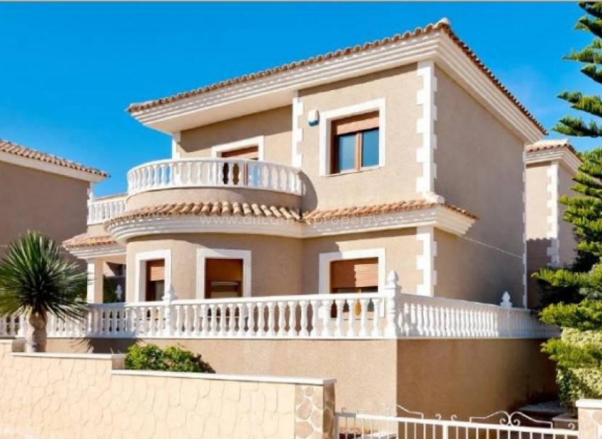 Villa/hus i Los Altos, 3 soverom og 4 bad med svømmebasseng, nær Torrevieja og La Zenia kjøpesenter,