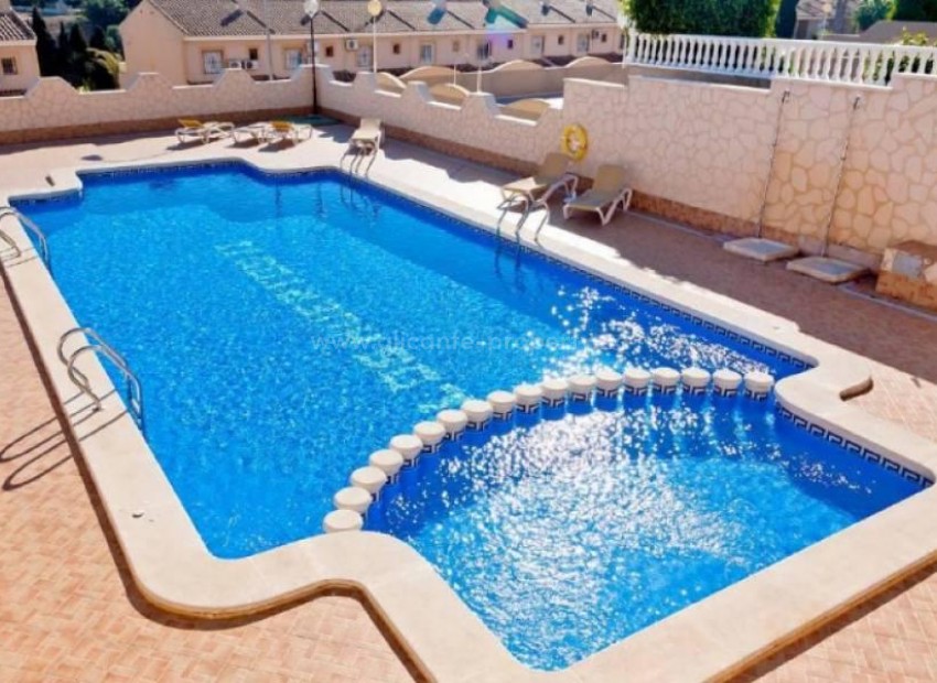 Villa/hus i Los Altos, 3 soverom og 4 bad med svømmebasseng, nær Torrevieja og La Zenia kjøpesenter,