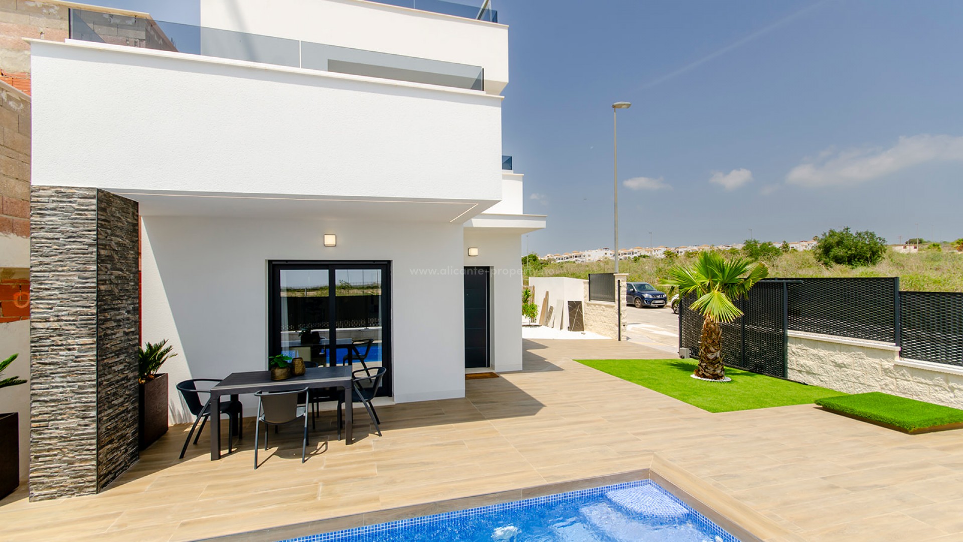 Villa/hus i Vistabella Golf med 3 soverom, 3 bad, en lys , moderne og luftig stue og spisestue, privat svømmebasseng, stor terrasse og solarium, parkering