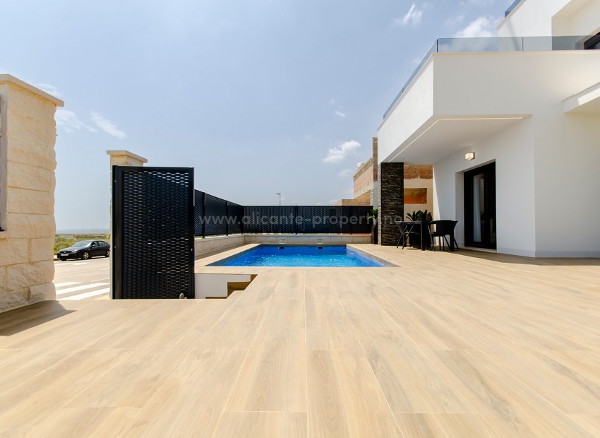 Villa/hus i Vistabella Golf med 3 soverom, 3 bad, en lys , moderne og luftig stue og spisestue, privat svømmebasseng, stor terrasse og solarium, parkering