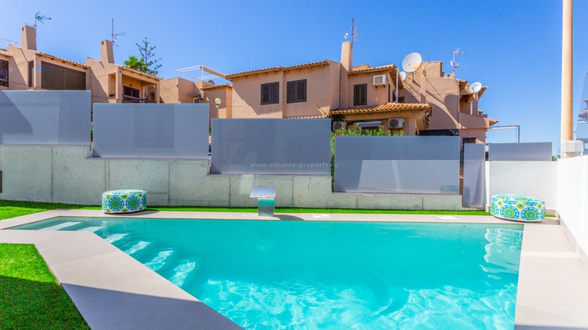 Villa/hus på La Mata stranden i Torrevieja, 3 soverom, 4 bad, saltvannsbasseng, terrasse, solarium med boblebad og bardisk, ferdig halvkjeller
