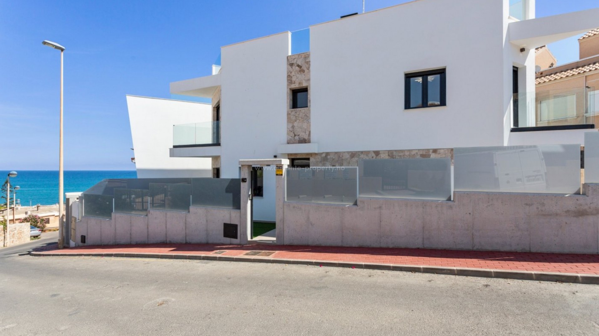 Villa/hus på La Mata stranden i Torrevieja, 3 soverom, 4 bad, saltvannsbasseng, terrasse, solarium med boblebad og bardisk, ferdig halvkjeller