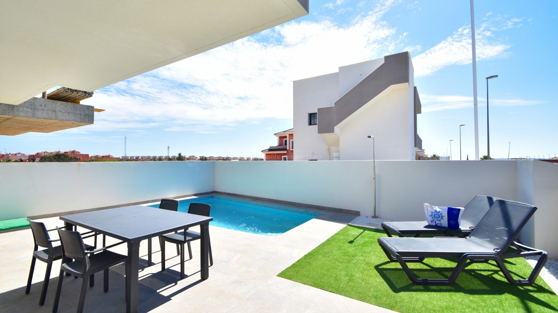 Villa i Los Montesinos, Alicante, huset har 104,7 m2, 3 soverom, 2 bad, terrasse på 30 m2, 30 minutter med bil fra Alicante flyplass, 10 min til strand.   