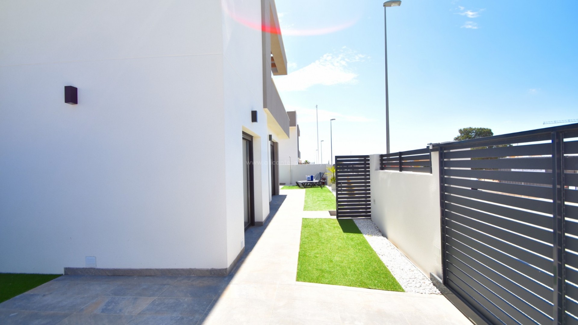 Villa i Los Montesinos, Alicante, huset har 104,7 m2, 3 soverom, 2 bad, terrasse på 30 m2, 30 minutter med bil fra Alicante flyplass, 10 min til strand.