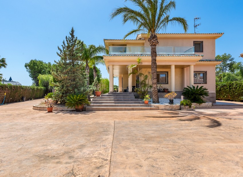 Villa in Elche