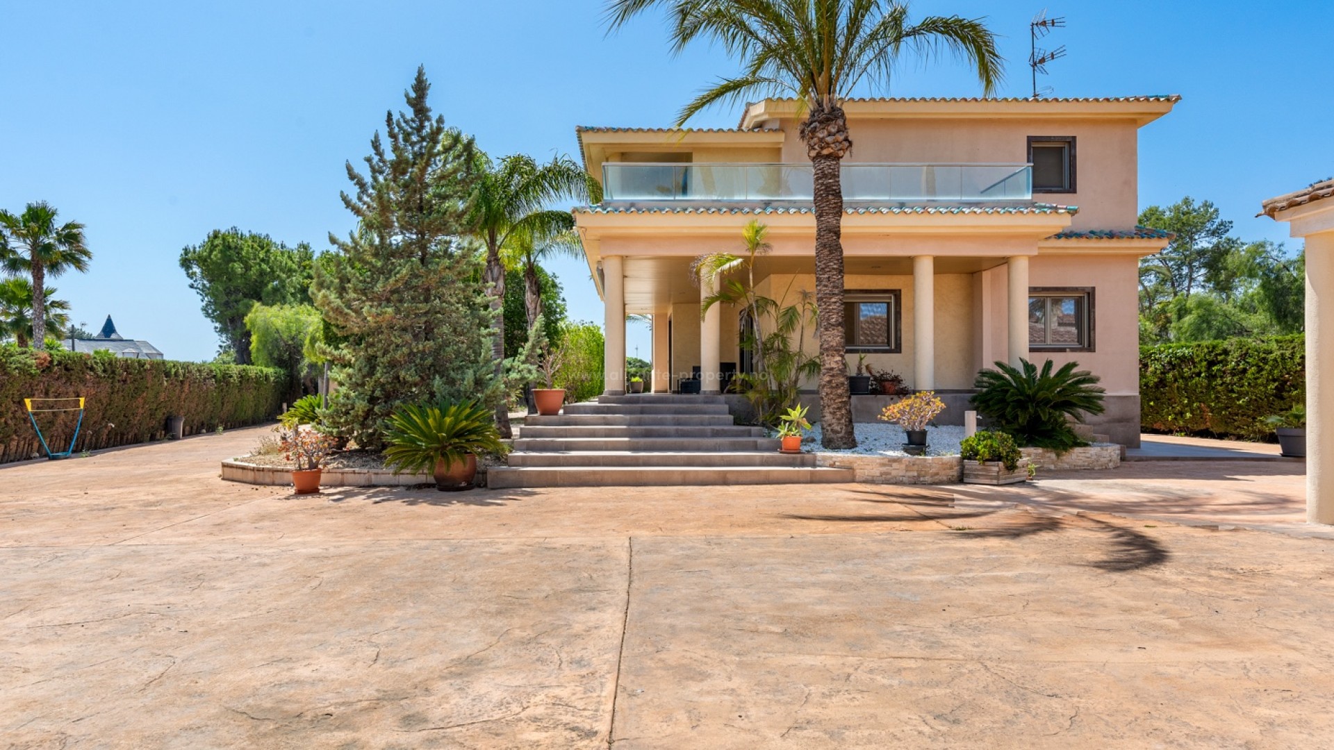 Villa in Elche
